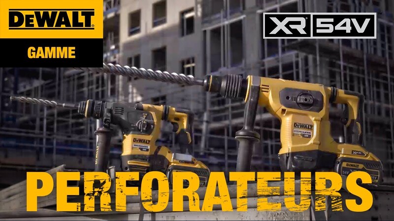 Deux perforateurs à batterie dewalt de la gamme XR sont présentés dans un décor de chantier