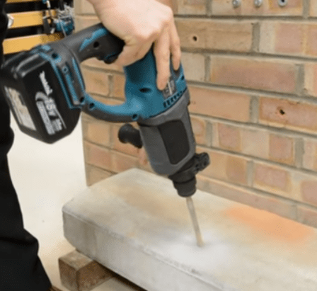 Ouvrier-percage-beton-avec-un-marteau-perforateur-burineur