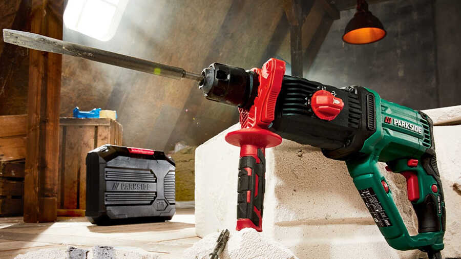 Un marteau perforateur de la marque parkside est présenté dans un décor de chantier avec sa mallette en plastique