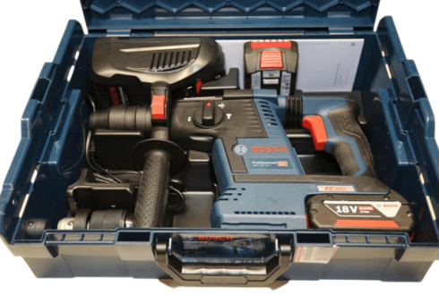 Coffret-de-rangement-ouvert-avec-perforateur-sans-fil-bosch-et-accessoires-à-l'intérieur